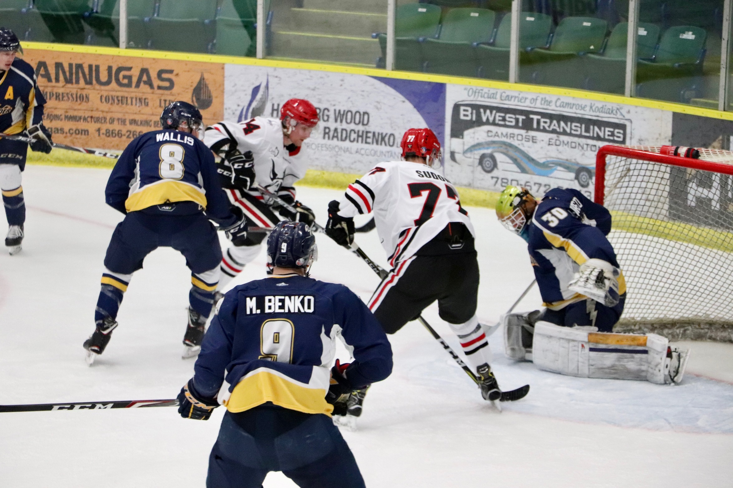 Vikings Hockey struck by Thunder in season opener